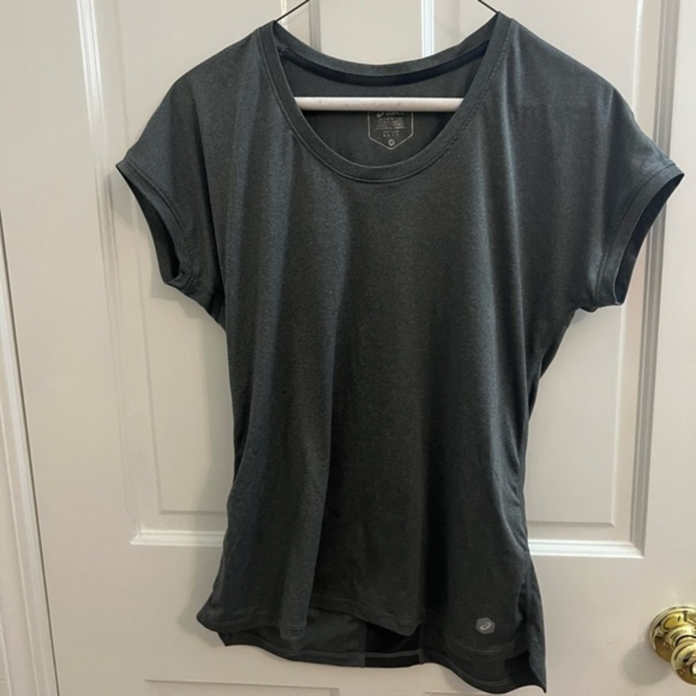Womens T-shirt ASICS CAPSLEEVE TOP. Size Medium.